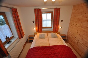2 bedrooms, iron/ironing board, travel cot, free WiFi