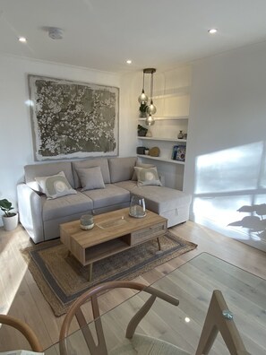 Living area - Lovely newly refurbished 2 bedrooms central flat - 4min from Earl's Court tube (London)