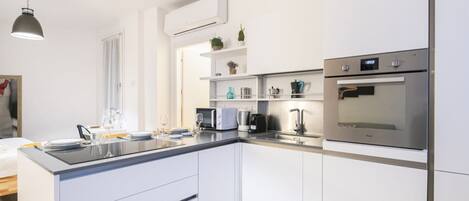 ثلاجة، ميكروويف، فرن، موقد طهي مسطح