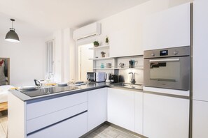 Kühlschrank, Mikrowelle, Ofen, Herdplatte