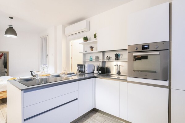 Kühlschrank, Mikrowelle, Ofen, Herdplatte