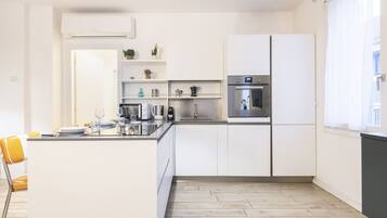 Frigorifero, microonde, forno, piano cottura
