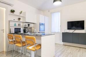 Frigorifero, microonde, forno, piano cottura