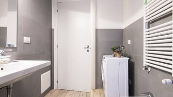Doccia, asciugacapelli, bidet, asciugamani
