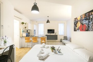 1 slaapkamer, een strijkplank/strijkijzer, wifi, beddengoed
