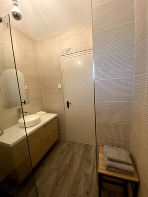 Shower, hair dryer, towels, soap - Location T3 (Ajaccio)