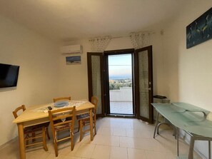 Dining - Stunning sea views, private terrace to enjoy breathtaking sunsets, wifi (La Muddizza)