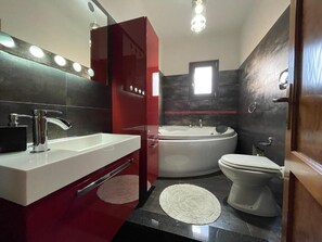 Shower, hair dryer, bidet, towels - Stunning sea views, private terrace to enjoy breathtaking sunsets, wifi (La Muddizza)