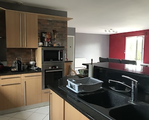 Køleskab, mikrobølgeovn, ovn, kogeplade