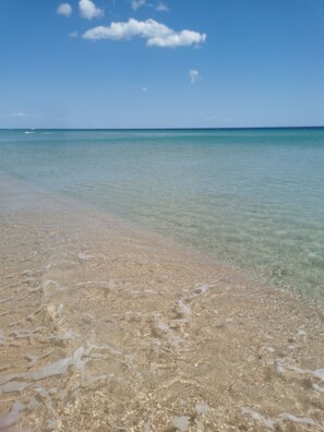 A beach with clear shallow water and a sandy shore. - Villa Indipendente a 200 m. Dalla Spiaggia S. Margherita di Pula 40km. Cagliari (Santa Margherita di Pula)