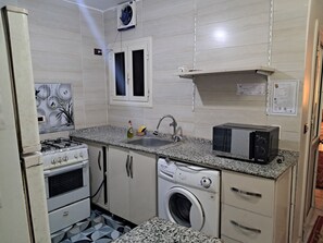 Kjøleskap, mikrobølgeovn, ovn og kokeplater