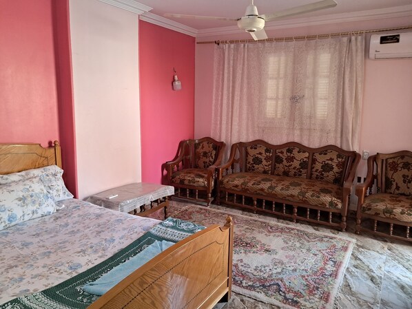 2 chambres, coffres-forts dans les chambres, bureau