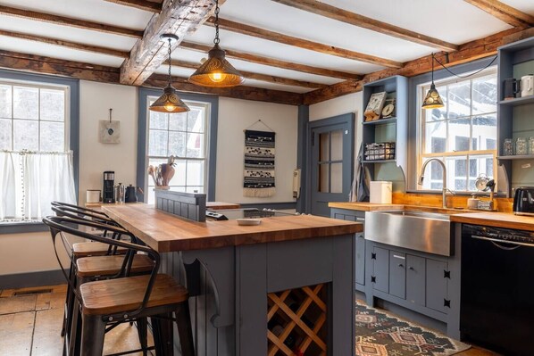 冷蔵庫、電子レンジ、オーブン、コンロ