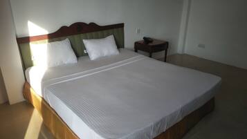 Economy Room | Desk, iron/ironing board, free WiFi