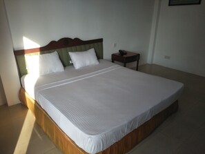Desk, iron/ironing board, free WiFi - Airport Hotel Dream Paradise (Seeduwa - Katunayake)