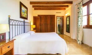 6 Schlafzimmer, Schreibtisch, Bügeleisen/Bügelbrett, WLAN