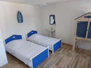 6 habitaciones, tabla de planchar con plancha y cuna de viaje 
