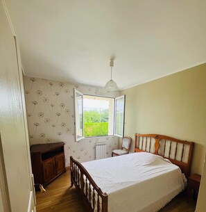 3 bedrooms, bed sheets