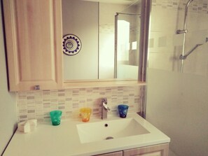 Dusche, Seife, Toilettenpapier