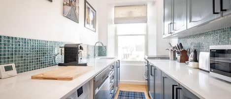 冷蔵庫、オーブン、食器洗い機、コーヒー / ティーメーカー