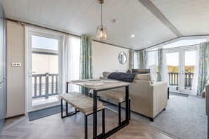 Een televisie en een open haard