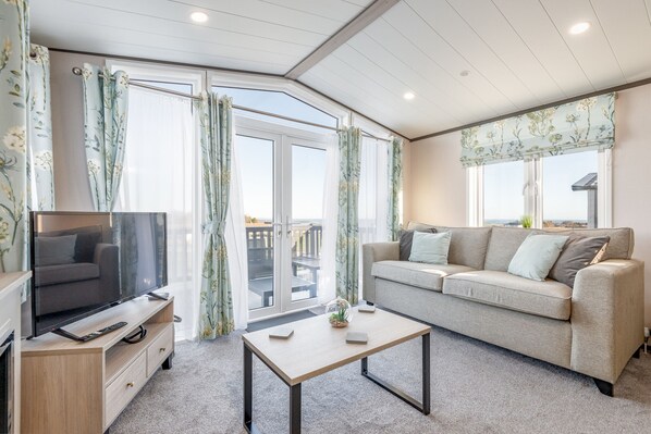 Een televisie en een open haard