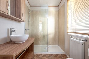 Shower, hair dryer, towels, soap - Lodge No 82 | Stewart's Resort Cameron (Cameron)