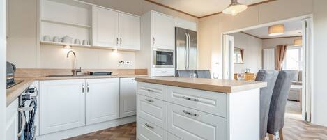 Een koelkast, een magnetron, een oven, een vaatwasser