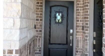 Cozy House in Richmond, Modern Amenities, Pet-Friendly, Community Pool and Gym!