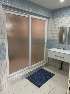 تجهيزات دش، مجففات شعر، مناشف، صابون