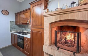 Refrigerador, parrilla de estufa y utensilios de cocina 