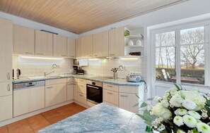 Réfrigérateur, micro-ondes, plaque de cuisson, lave-vaisselle