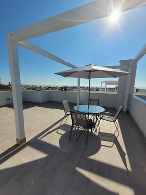 Outdoor dining - "costa Blanca Chic: Exclusief Appartement met Panoramisch Uitzicht te Huur" (VC)