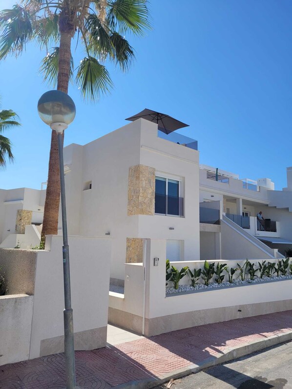 Exterior - "costa Blanca Chic: Exclusief Appartement met Panoramisch Uitzicht te Huur" (VC)