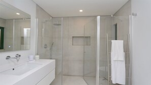 Dusche, Haartrockner, Bidet, Handtücher