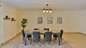 Familienapartment | Essbereich im Zimmer