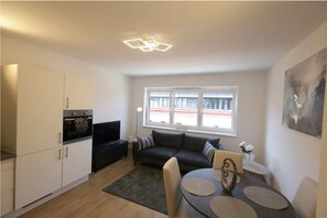 Living area - Modern Flat with a Balcony Near Central Station | BG15 (Wien)