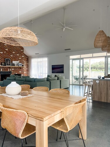 Seaside Country Retreat w/magnesium pool and red brick fire place 