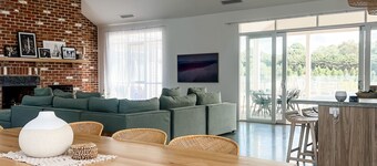 Seaside Country Retreat w/magnesium pool and red brick fire place 