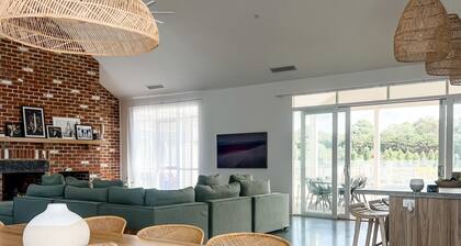 Seaside Country Retreat w/magnesium pool and red brick fire place