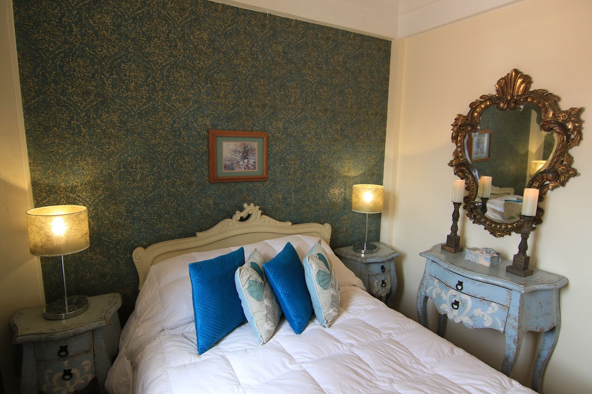 Chambre de base double | Lit avec matelas à plateau-coussin, accès au Wi-Fi (inclus)
