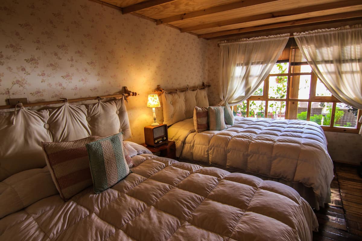 Chambre de base avec lits jumeaux | Lit avec matelas à plateau-coussin, accès au Wi-Fi (inclus)