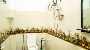 淋浴設備、水療按摩蓮蓬頭、吹風機、浴袍