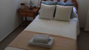 3 間睡房、書桌、熨斗/熨衫板、可攜式嬰兒床