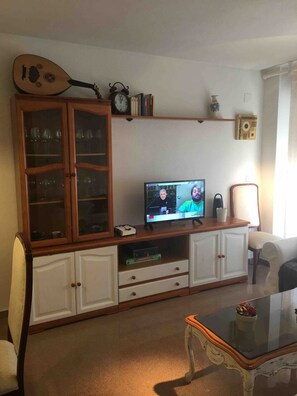 TV connectée, livres, chaîne hi-fi