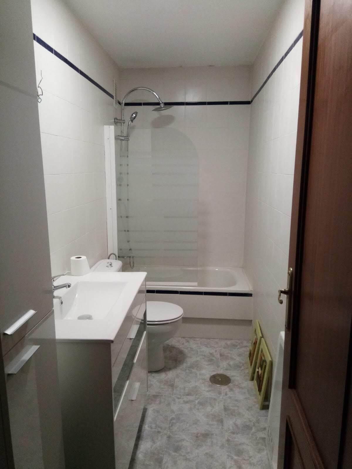 Een haardroger, een bidet, handdoeken, zeep