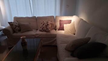 Een smart-tv, boeken en een stereo