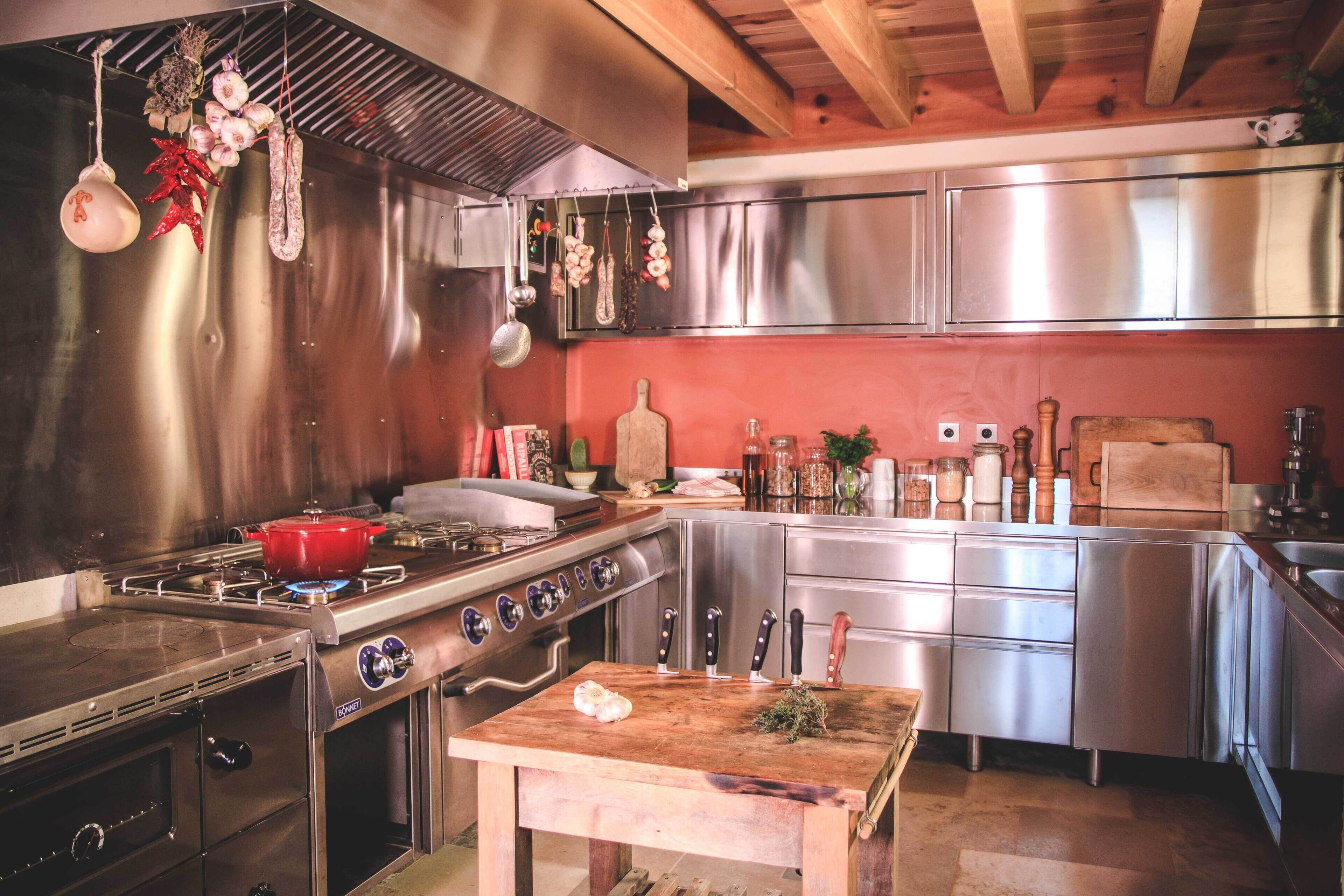 Fridge, oven, stovetop, coffee/tea maker