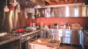 Fridge, oven, stovetop, coffee/tea maker