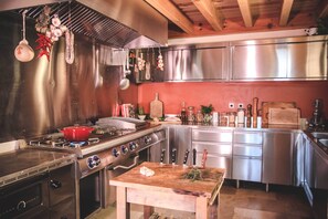 Kühlschrank, Ofen, Herdplatte, Wasserkocher mit Kaffee-/Teezubehör